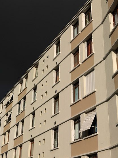 Ablon-sur-Seine, cité dite résidence du Château, allée des Tamaris, avenue de l' Europe, allée du Bois . Vue de la façade de la résidence construite en 1962.