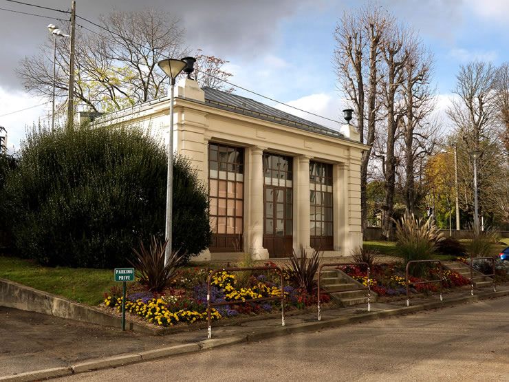 Ablon-sur-Seine, cité dite résidence du Château, allée des Tamaris, avenue de l' Europe, allée du Bois.. L'orangerie de l'ancienne propriété.