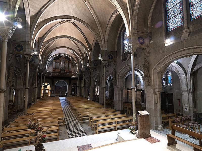 Vue d'ensemble de la nef vers la tribune d'orgue.