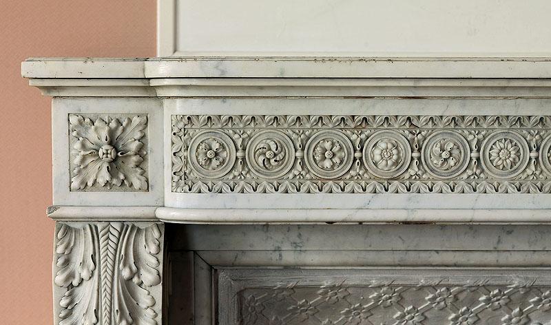 Détail du linteau de marbre sculpté orné de motifs végétaux et géométriques.