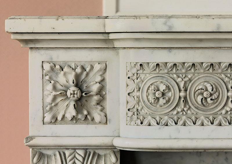 Détail de l'angle supérieur gauche du linteau de marbre sculpté.