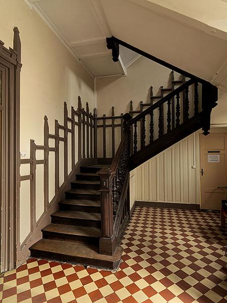 Vue des premières volées de l'escalier depuis le palier du rez-de-chaussée.