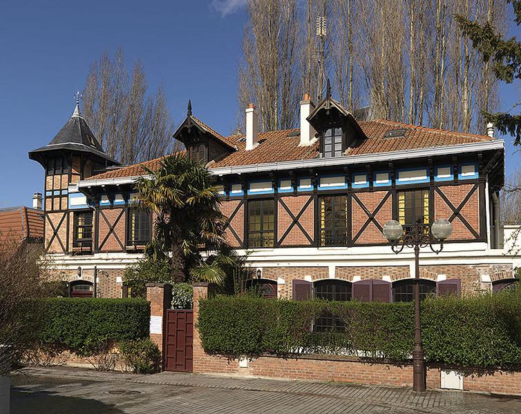 Vue d'ensemble des communs situés au 9 de l'avenue du Château écossais.