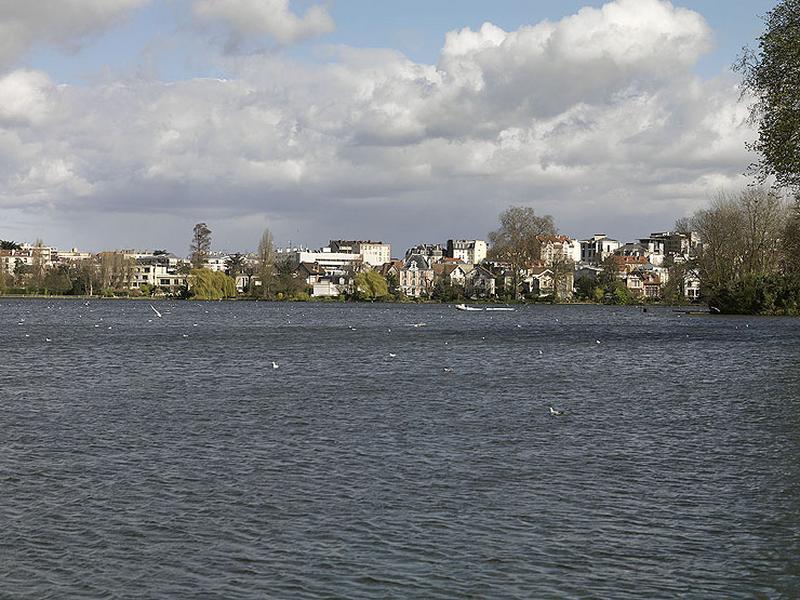 Vue d'ensemble d'une partie du lac vers l'Est.