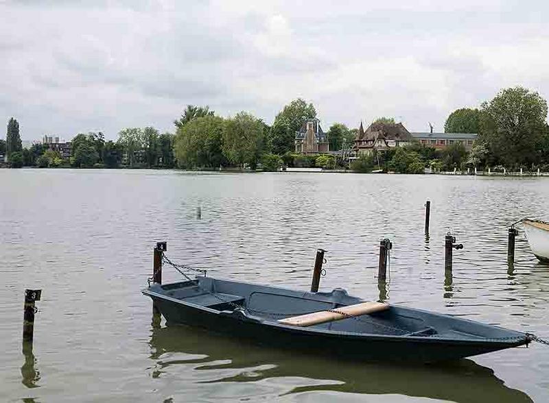 Vue du lac vers le lycée.