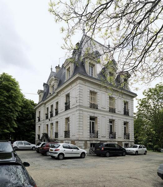 Vue en perspective des façades antérieure et latérale.