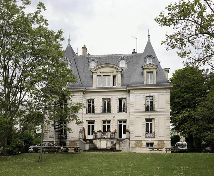 Vue d'ensemble de la façade sur jardin.