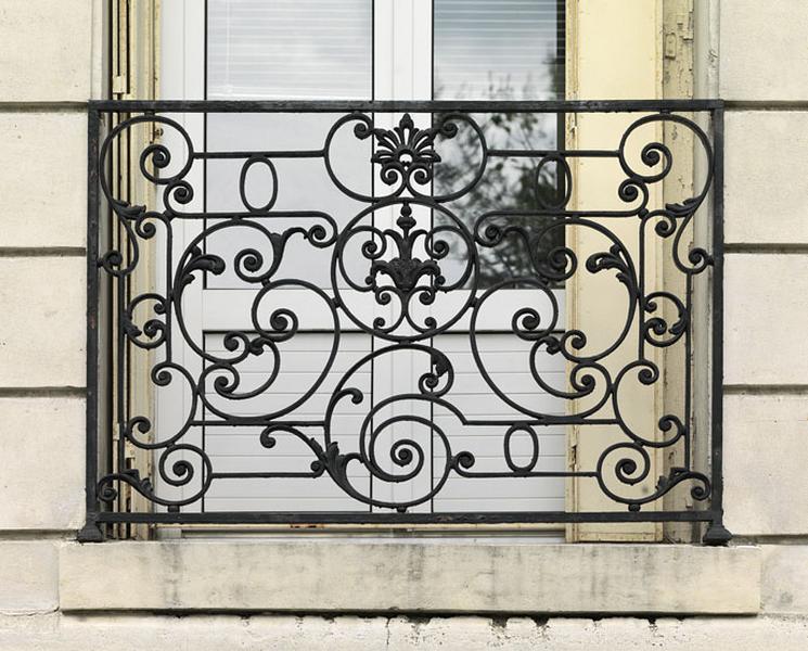 Détail de l'un des garde-corps en ferronnerie de la façade latérale.