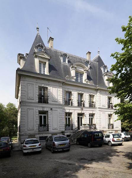 Vue d'ensemble de la façade antérieure.