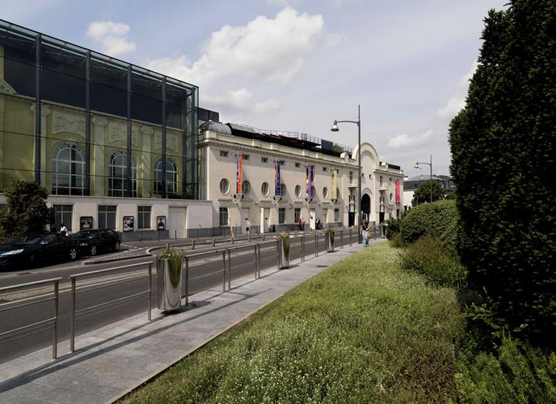 Vue d'ensemble de la façade avenue de Ceinture. A gauche, la partie en verre qui a été construite en 2005 par l'architecte Louis Soors.