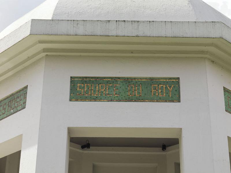 Détail des inscriptions portées dans des panneaux de mosaïque : 'source du roi'.