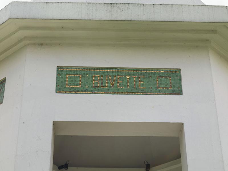 Détail des inscriptions portées dans des panneaux de mosaïque :' buvette'.