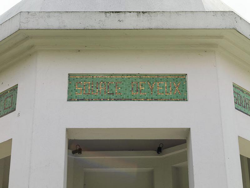 Détail des inscriptions portées dans des panneaux de mosaïque : 'source Deyeux'.