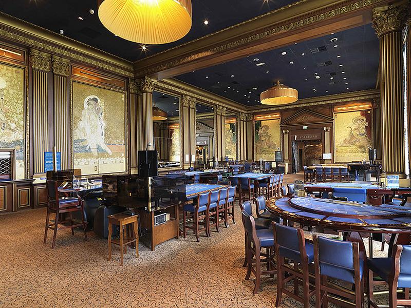 Vue intérieure d'une salle de jeu dite 'le Salon des princes', prise vers le bar.