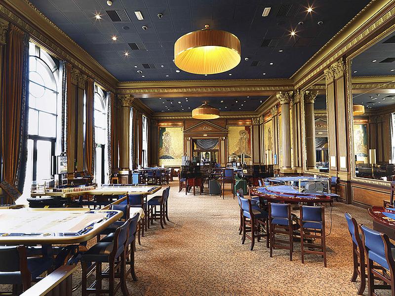 Vue intérieure d'une salle de jeu dite 'le Salon des princes', prise vers l'entrée. A gauche, les fenêtres donnent sur le lac.