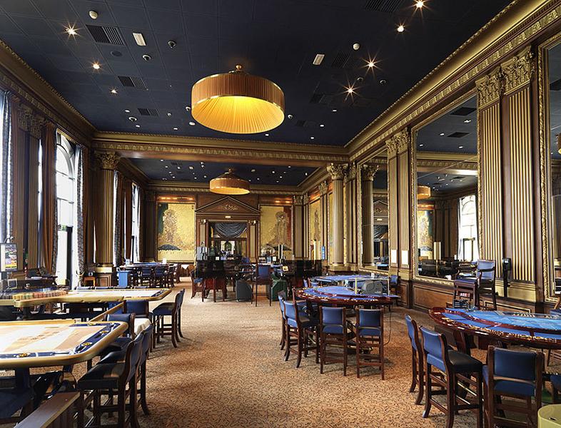 Vue intérieure d'une salle de jeu dite 'le Salon des princes', prise vers l'entrée.