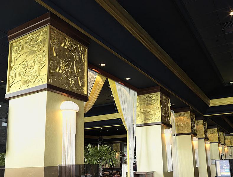 Vue d'ensemble de la partie supérieure des piliers d'une salle de jeu. Le style adopté pour ce décor récent est Art déco.