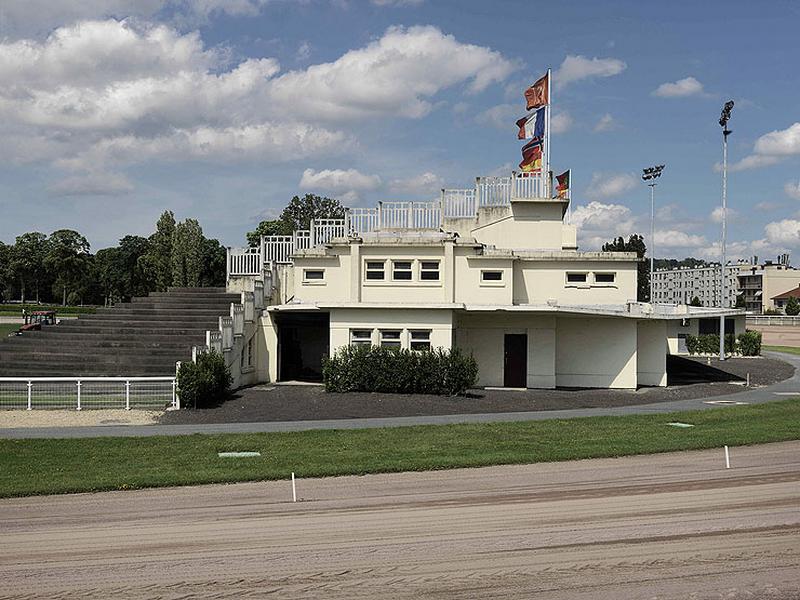 Vue latérale de la tribune de la pelouse.