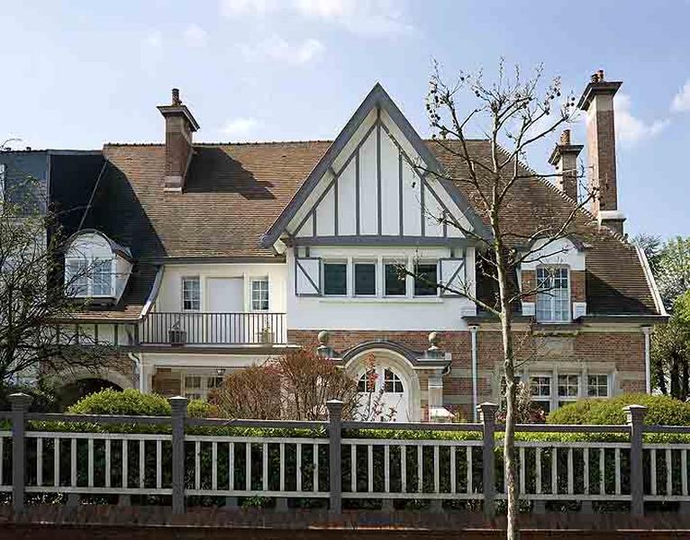 Vue d'ensemble depuis la rue. Maison construite en 1912.