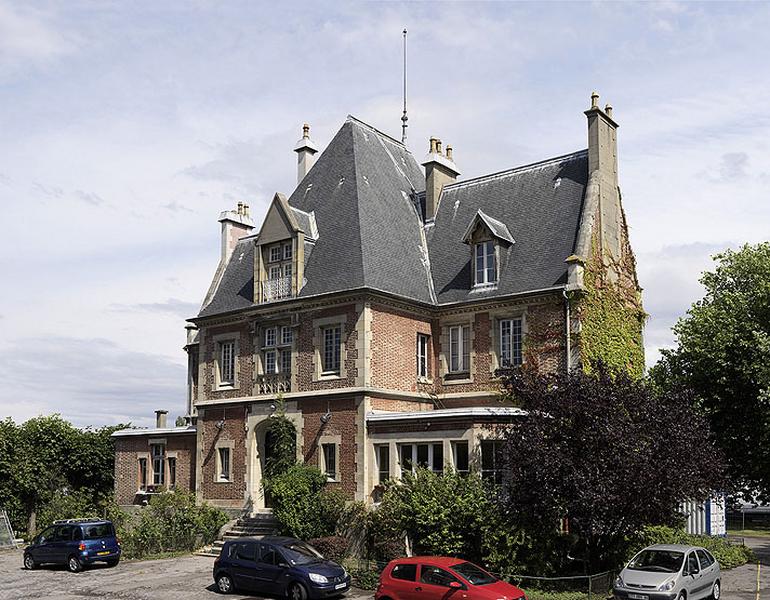 Vue d'ensemble de la façade d'entrée.