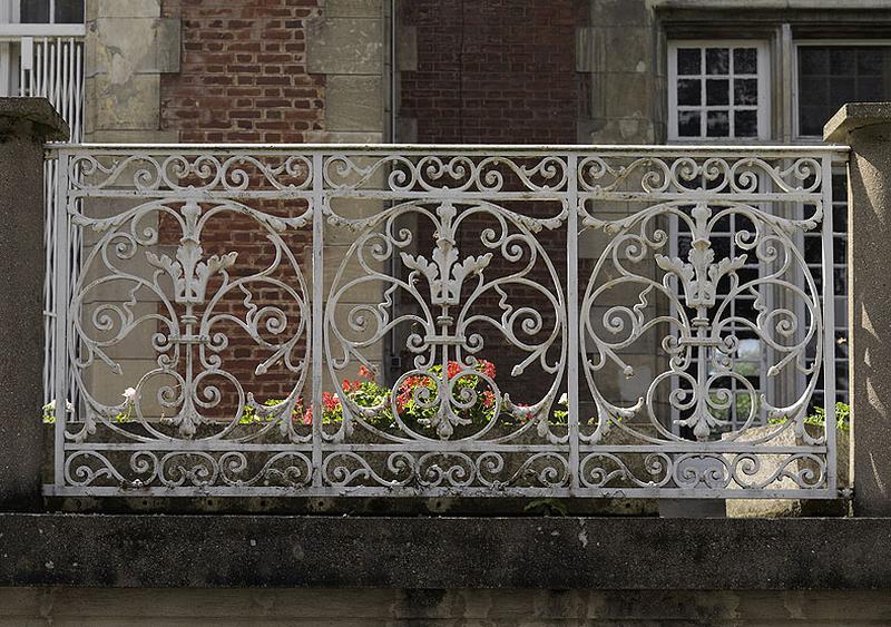 Détail du garde-corps de fonte ornant la grande terrasse donnant sur le lac.