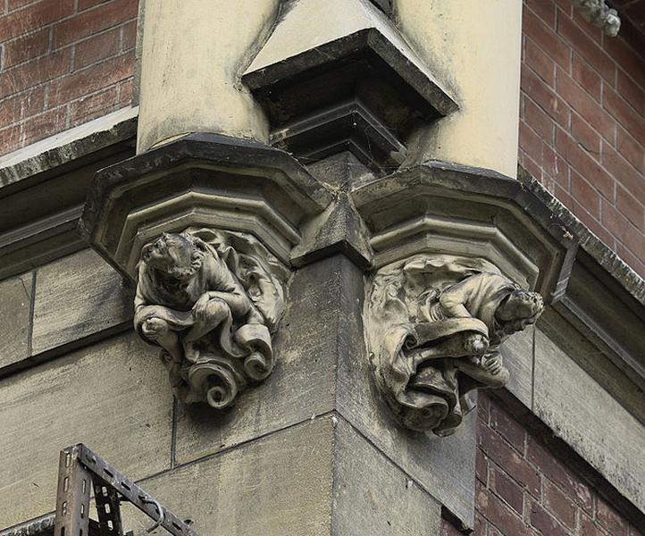 Détail des culots sculptés supportant les colonnettes ornant les parties hautes de la façade donnant sur le lac.