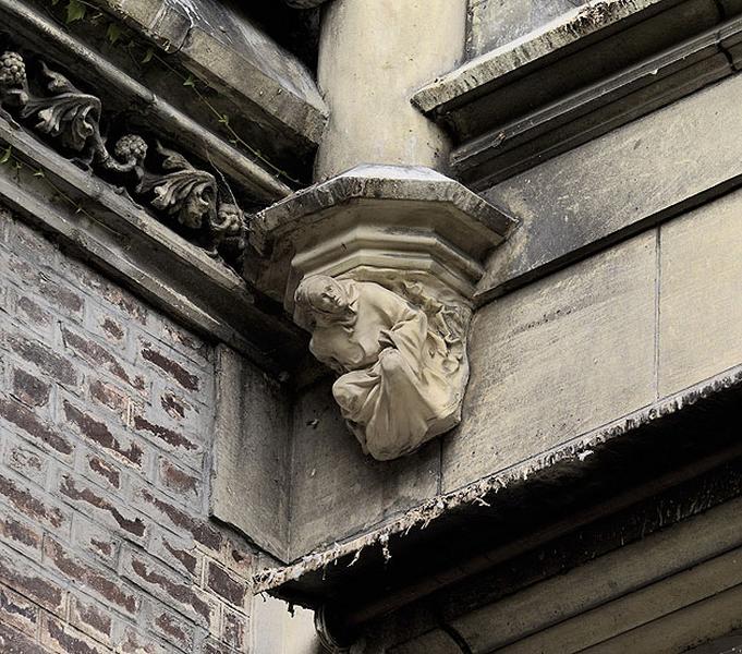 Façade sur le lac : détail de l'un des culots sculptés de la composition architecturale des parties hautes du pavillon central