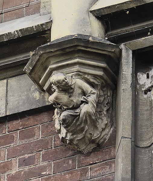Détail de l'un des culots sculptés sur la façade donnant sur le lac.