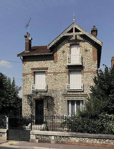 Vue d'ensemble de la maison depuis la rue.