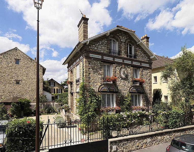 Vue d'ensemble de la façade antérieure.