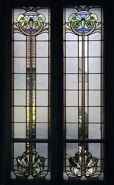 Vue d'ensemble de la verrière située à l'étage dans une petite pièce à main gauche de l'escalier.
