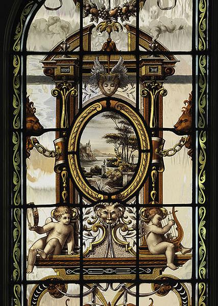 Détail de la composition architecturée portant le médaillon orné du paysage au lac. De part et d'autre, sont assis deux putti musiciens ailés, les ailes de celui de droite étant curieusement des ailes de papillon.