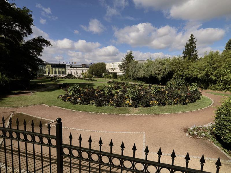 Vue d'ensemble du jardin vers le casino, depuis la grille de séparation du jardin, du côté de la rue du Docteur Leray.