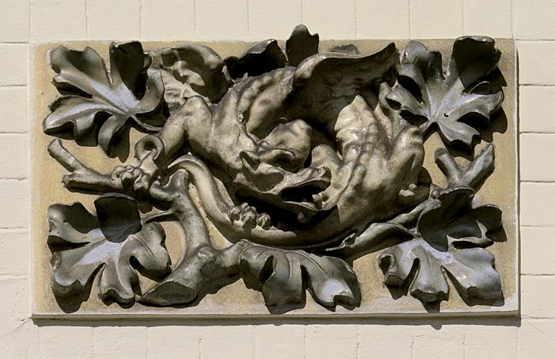 Détail de l'un des décors de céramique en bas relief : dragon dans des branches de figuier