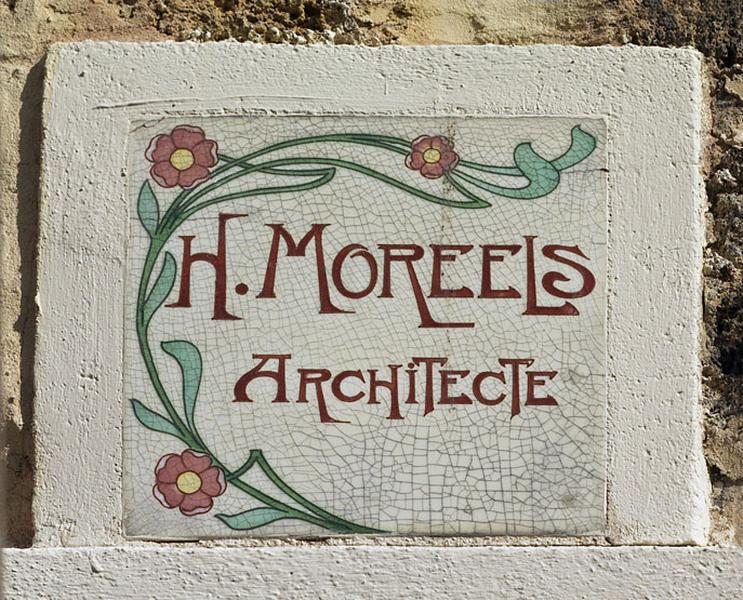 Détail du panneau de céramique portant la signature de l'architecte Henri Moreels.