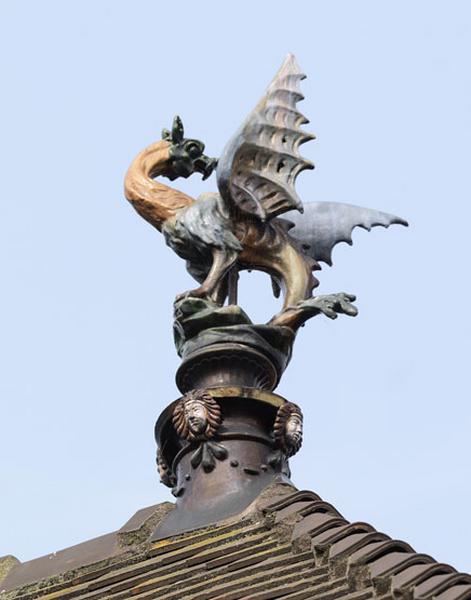 Détail de l'un des épis de faîtage de céramique vernissée couronnant le toit de la maison, avec représentation animale : dragon ailé.