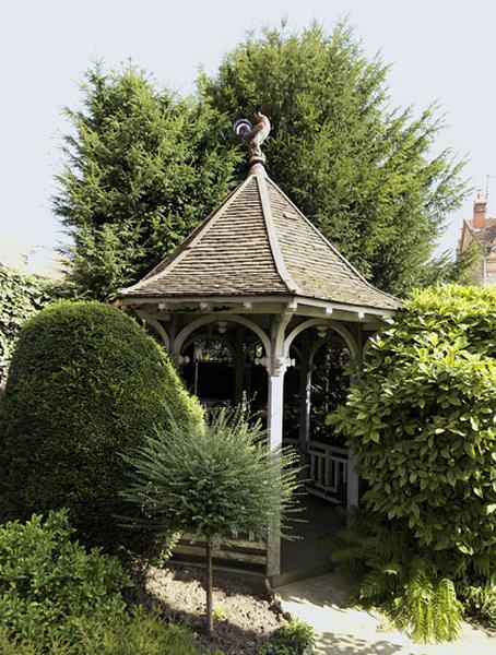 Vue d'ensemble du kiosque situé dans le jardin, à l'angle vers la rue.