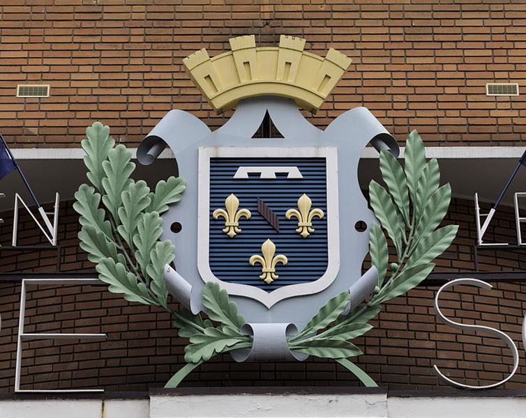 Détail du blason de la ville, situé au-dessus de l'entrée du bâtiment, boulevard d'Ormesson.