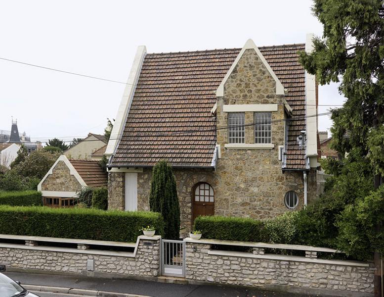 Vue d'ensemble depuis la rue de la maison 'bretonne' construite en 1927 pour M. Rozelet.
