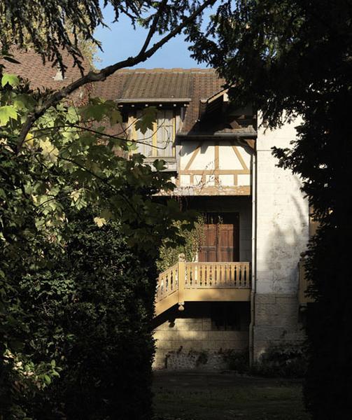 Façade d'entrée, détail du corps de bâtiment central avec la loggia et l'escalier de distribution extérieur