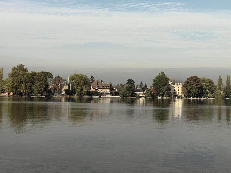 Vue du lac avec au fond, à droite, le château écossais.