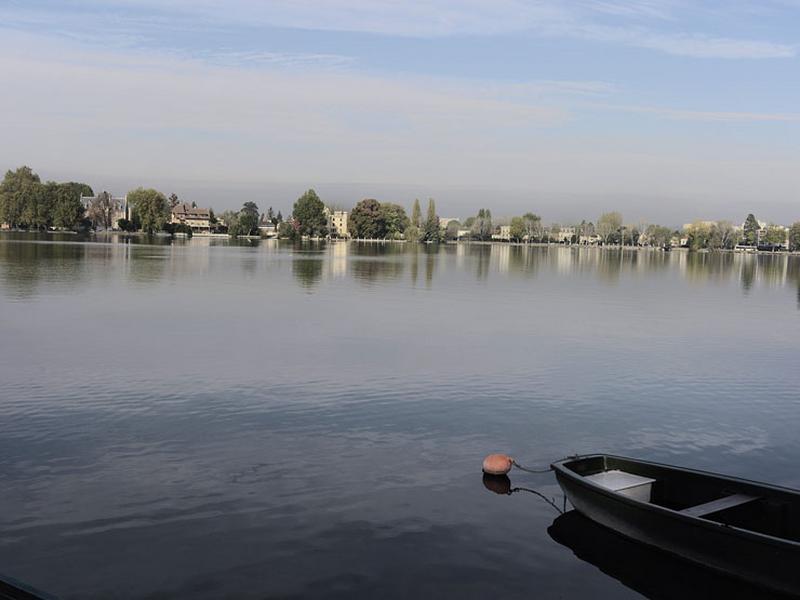 Vue du lac depuis un jardin de l'avenue de Ceinture.