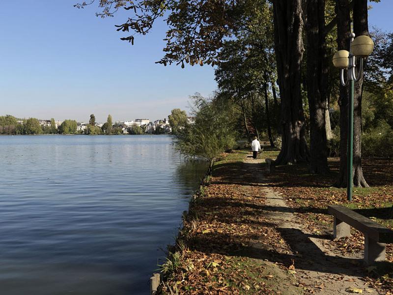 Vue du lac et de la promenade sur le jardin de la presqu'île aux fleurs.