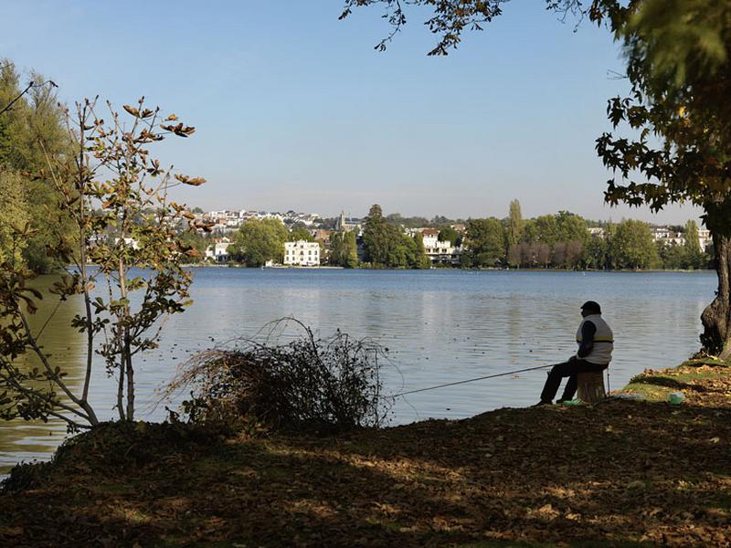 Vue du lac depuis le début de la promenade de la presqu'île aux fleurs.