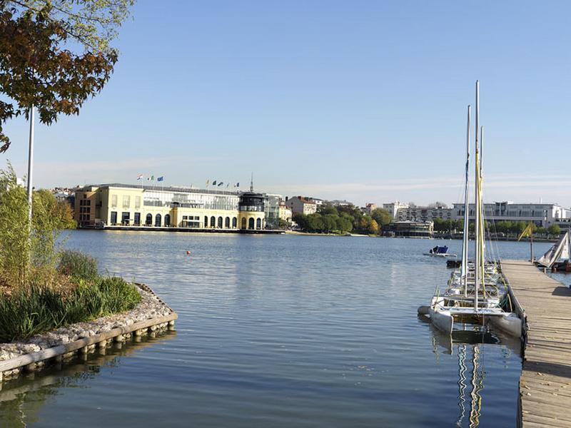 Vue du lac depuis l'île des Cygnes, vers le Casino et le nouvel établissement thermal.