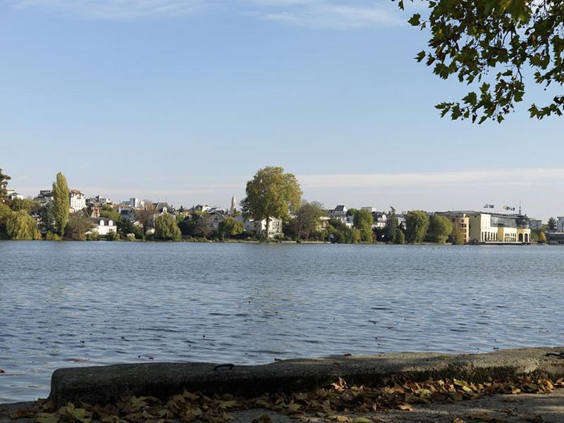 Vue du lac prise depuis l'extrémité de l'avenue du château Léon vers l'église et le casino.