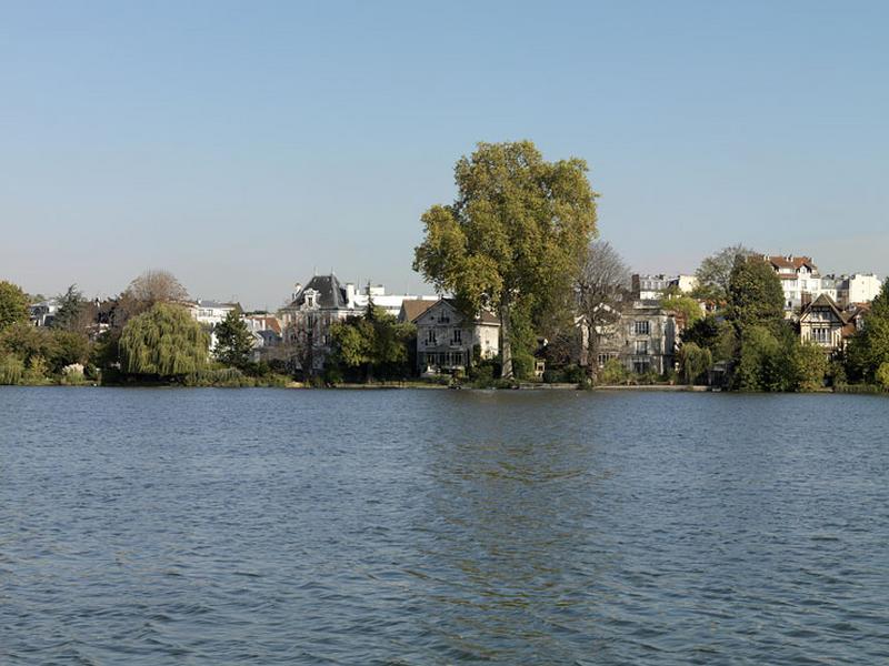 Vue du lac vers des propriétés de l'avenue de Ceinture.
