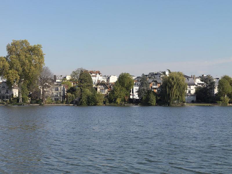 Vue des rives du lac.