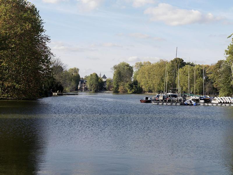 Vue du lac vers le pont de la Muse et le bassin de l'ouest.