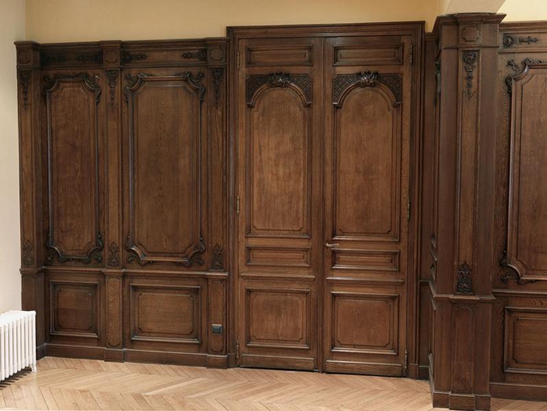 Boiseries actuellement déposées et réinstallées dans un salon, au rez-de-chaussée.